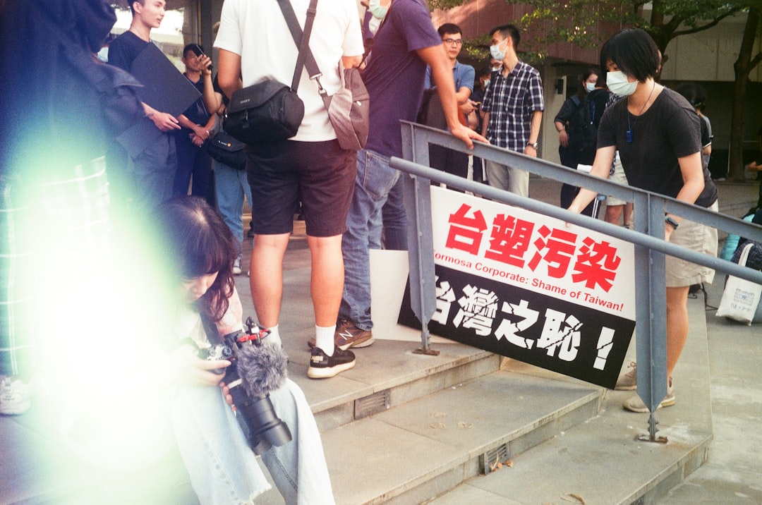 people-gathered-around-a-sign-protesting-plastic-pollution-b5wev6-vxo0
